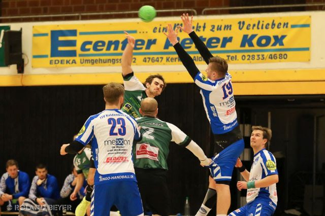 Ein Handballer des TV Aldekerk wirft auf das gegnerische Tor.