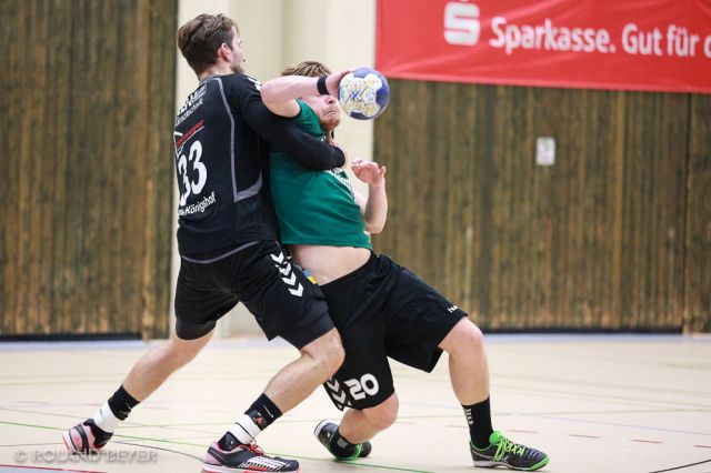 Ein Angreifer der Handball 2.Männer des TV Aldekerk versucht sich gegen einen Abwehrspieler durchzusetzen