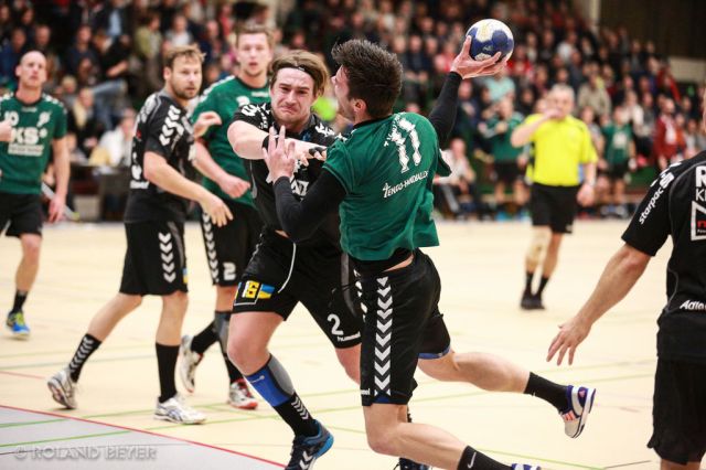 Ein Handballspieler der 1.Männermannschaft des TV Aldekerk bleibt in der gegnerischen Deckung hängen.