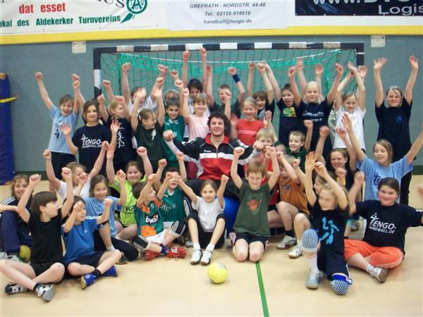 Bild mit jubelnden Kinder beim Tengo-Handballcamp des TV Aldekerk