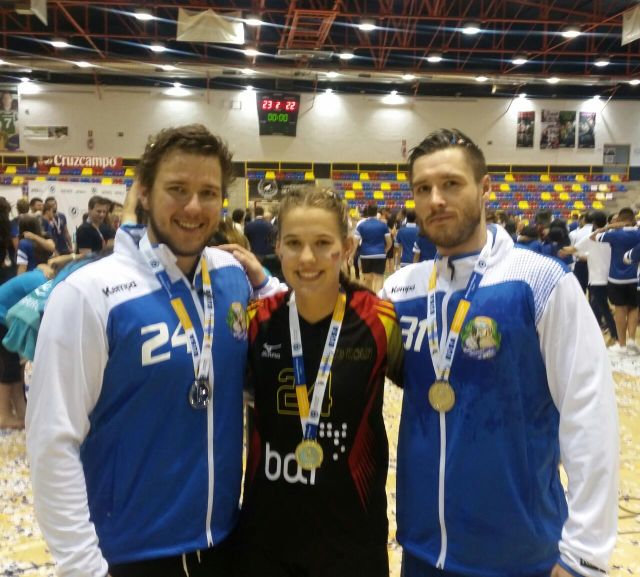 Drei Aldekerker Handballer präsentieren ihre Siergermedaille bei der studentischen Handball-Europameisterschaft 2017