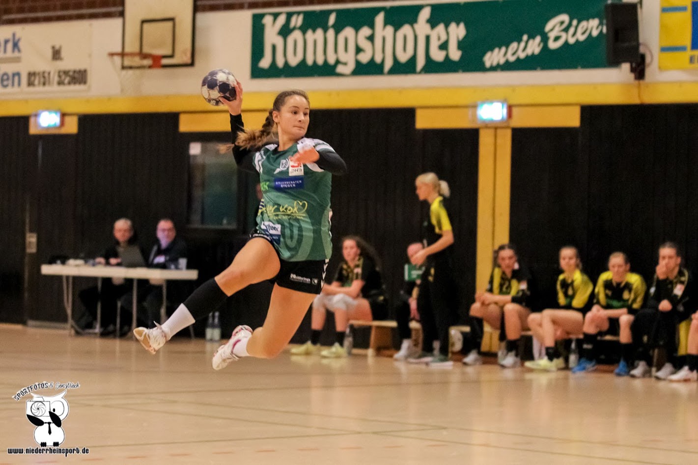 Handballerin Lena Heimes vom TV Aldekerk kommt frei vor dem Tor zum Wurf