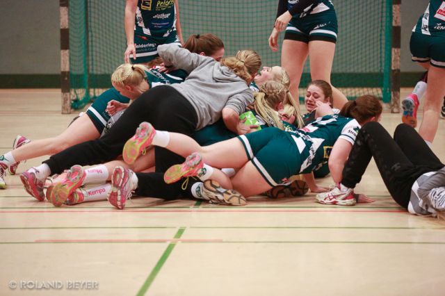 Nach einem Handballspiel jubelt die 1.Damenmannschaft des TV Aldekerk gemeinsam