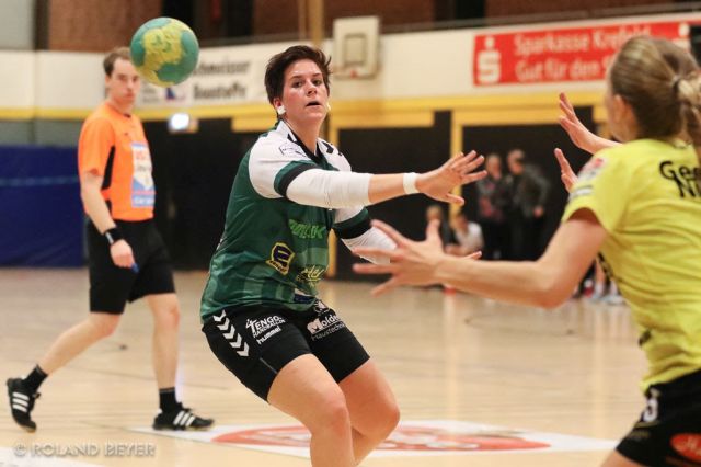 Eine Handballerin des TV Aldekerk setzt sich gegen zwei Gegenspielerinnen durch