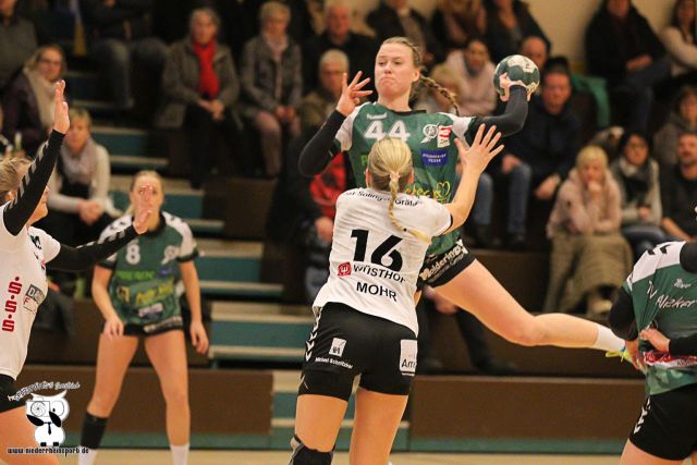Handballerin Lisa Kunert vom Turnverein Aldekerk springt hoch zum Wurf