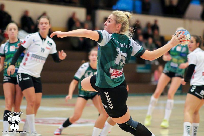 Eine Handballerin der 1.Damenmannschaft des TV Aldekerk kommt frei vor dem Tor zum Wurf