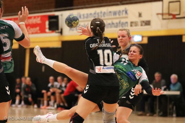 Eine Handballerin der 1.Damenmannschaft des TV Aldekerk wird von zwei Gegnerinnen in die Zange genommen