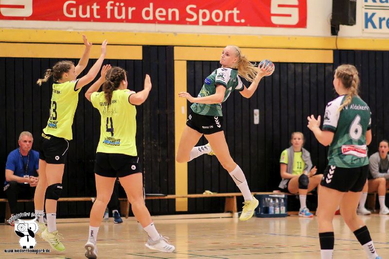 Handballerin Pia Kühn vom TV Aldekerk springt hoch zum Wurf