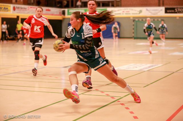 Eine junge Handballerin läuft auf das gegnerische Tor zu