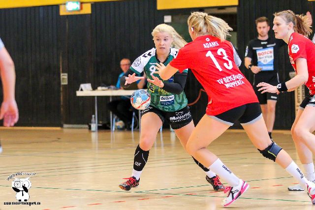 Handball Frauen 3.Liga: Jaqueline Gilej vom TV Aldekerk setzt sich gegen zwei Gegnerinnen durch
