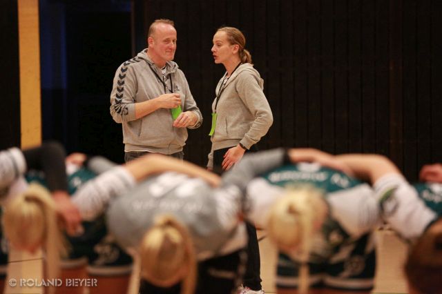 Zwei Handballtrainer unterhalten sich nach dem Sieg ihrer Mannschaft