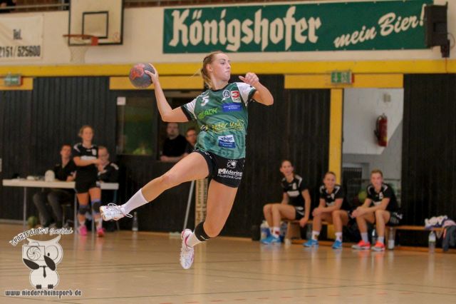 Handballerin Fabienne Huppers vom Turnverein Aldekerk springt hoch zum Wurf