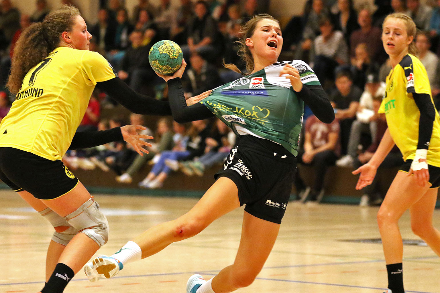 Handballerin Svenja Rottwinkel setzt sich gegen zwei Gegenspielerinnen durch