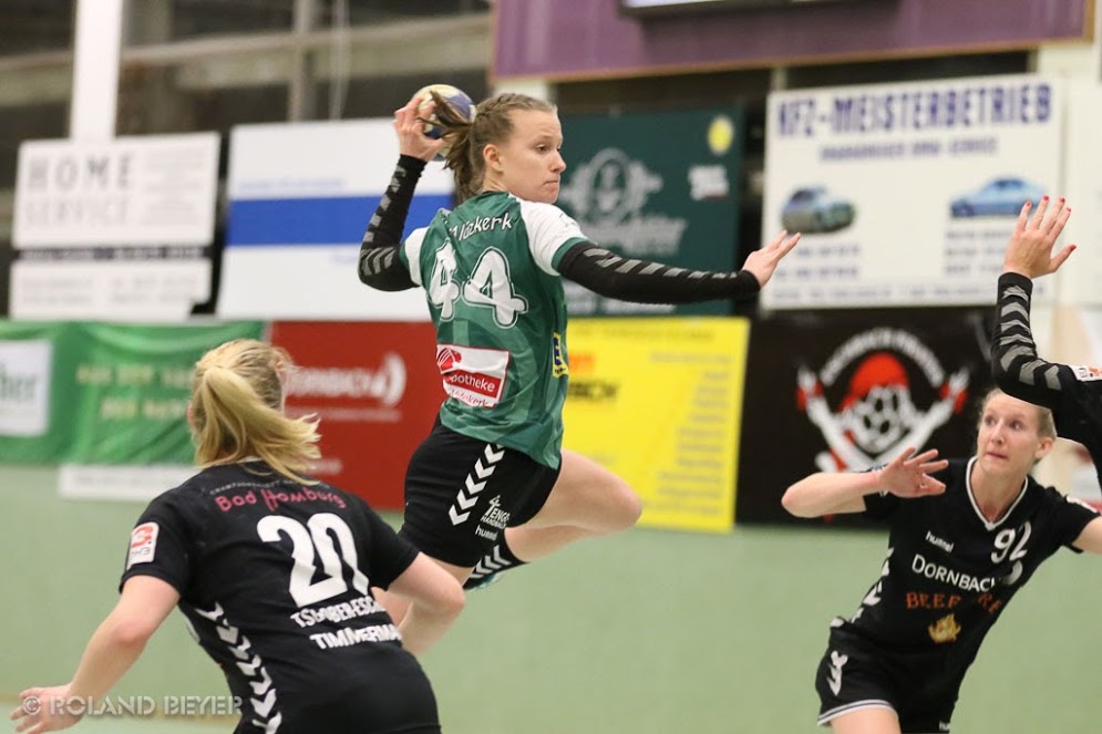 Eine junge Handballerin des TV Aldekerk springt hoch zum Wurf.