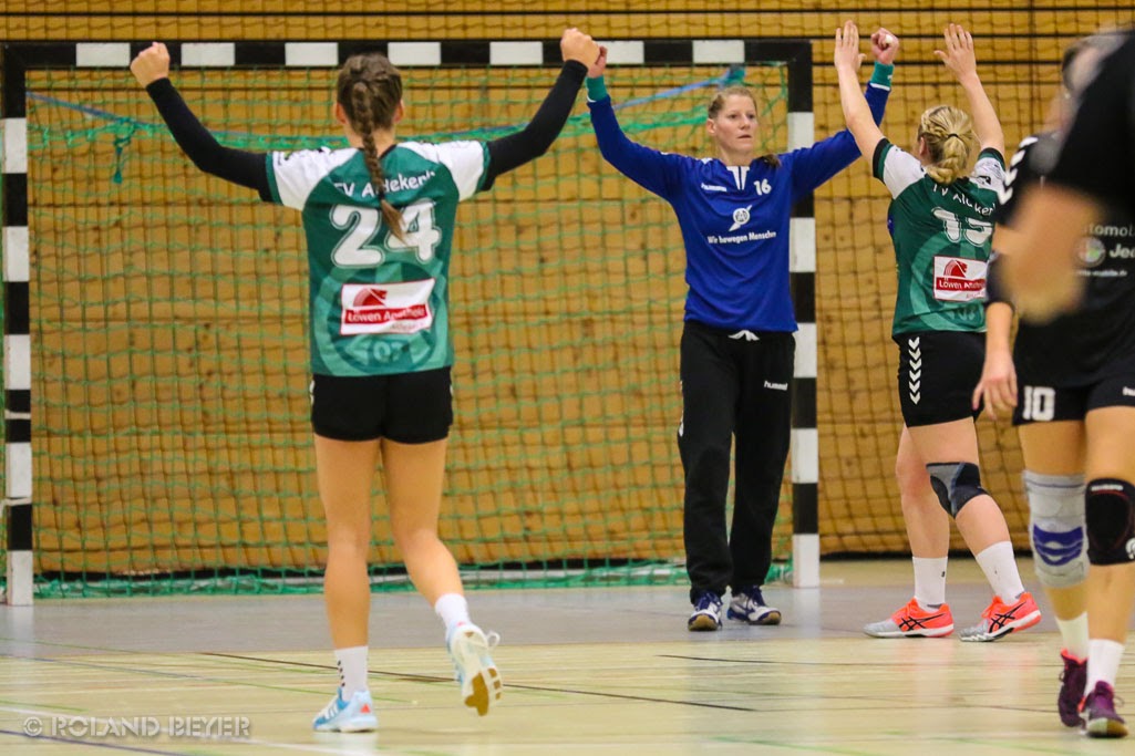 Handball-Torhüterin Bernadett Steller hebt nach eine Tor des TV Aldekerk jubelnd ihre Arme
