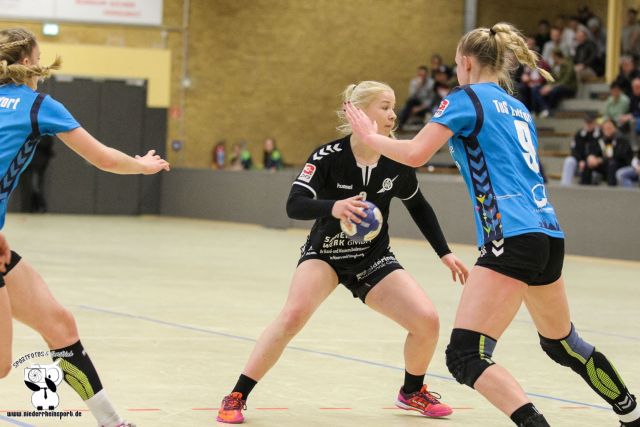 Jaqueline Gilej vom Handballverein TV Aldekerk leitet einen Angriff der 1.Frauenmannschaft ein