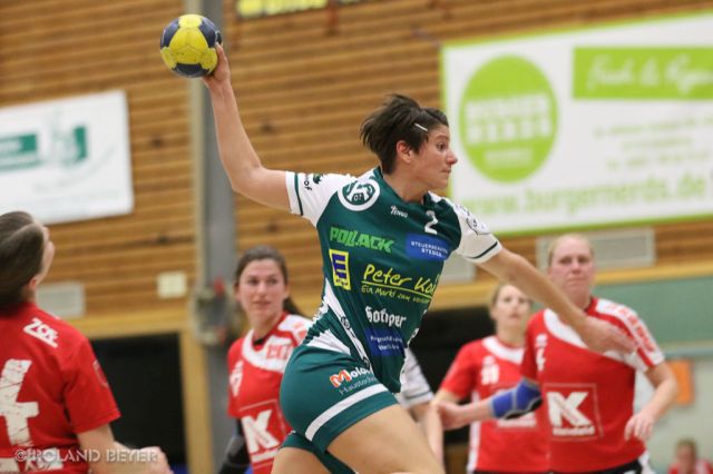 Eine Handballerin des TV Aldekerk kommt von Rechtsaußen zum Wurf.