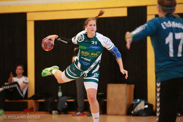 Eine junge Handballerin kommt frei vor dem Tor zum Wurf