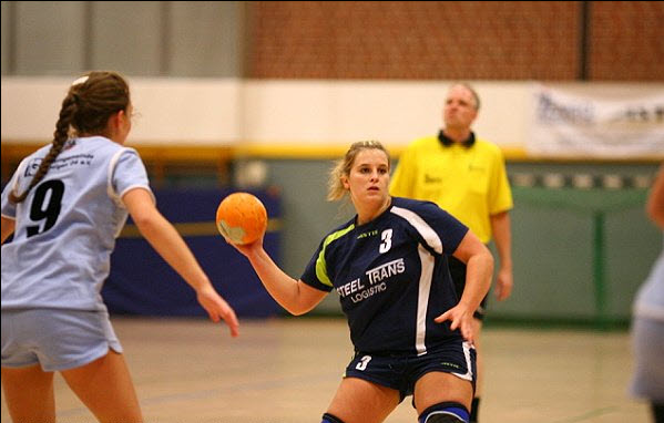 Eine Handballerin passt den Ball zu einer Mitspielerin