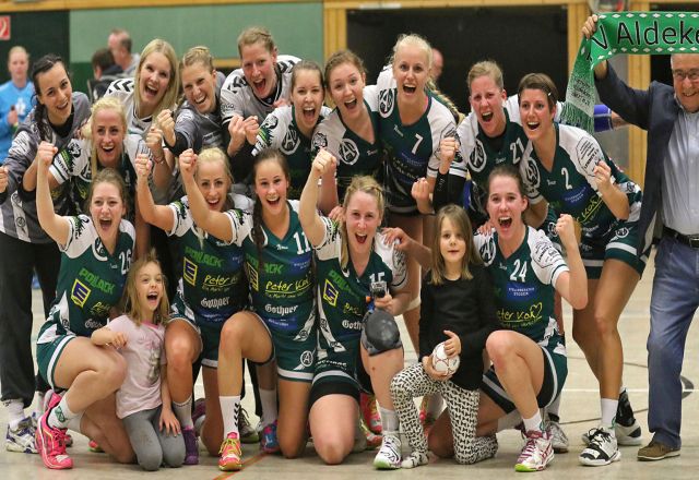 Teamfoto der 1.Damenmannschaft des TV Aldekerk nach dem Gewinn der Niederrheinmeisterschaft.