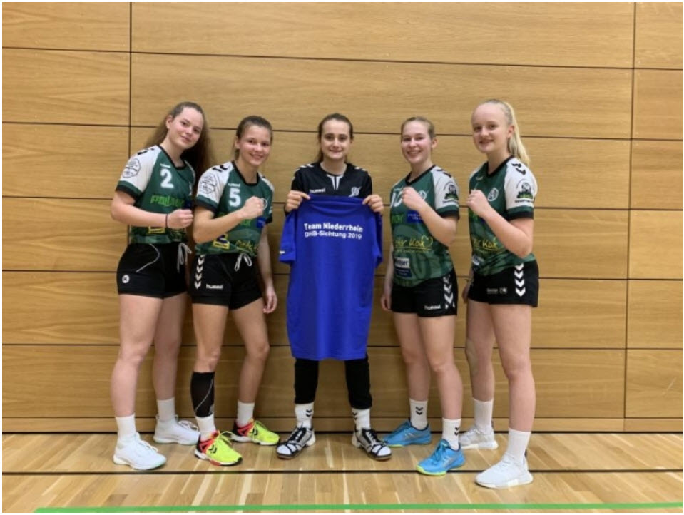 Fünf C-Jugendliche Handballerinnen des TV Aldekerk lächeln in die Kamera