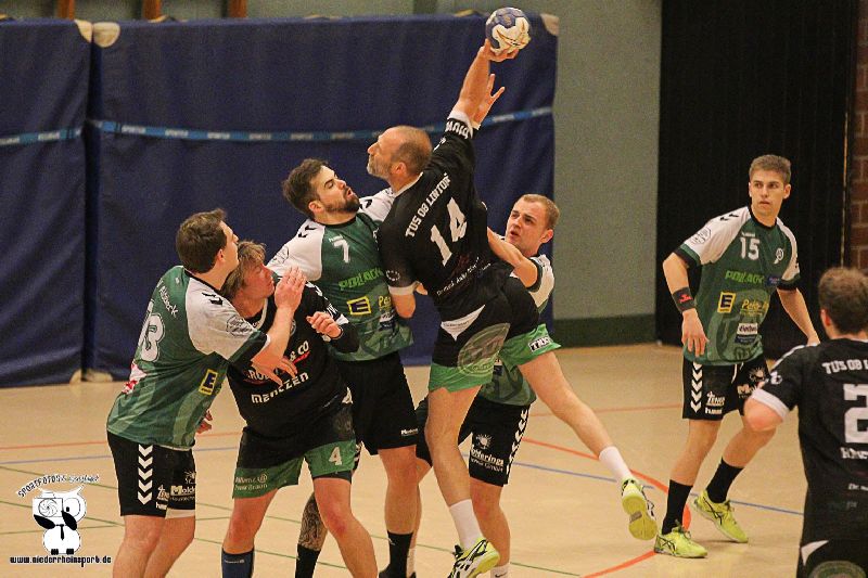 Abwehrspieler der zweiten Männermannschaft Handball des TV Aldekerk 07 blocken den Wurfe eines gegnerischen Spielers