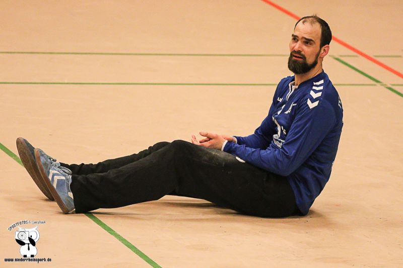Handballtorhüter Florian Lindenau vom TV Aldekerk sitzt auf dem Boden in seinem Torraum
