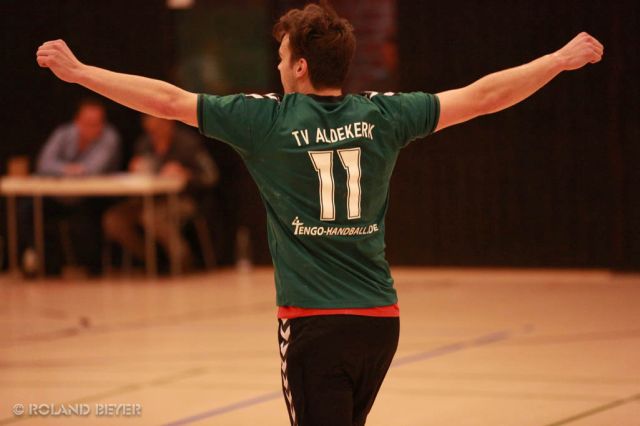 Handballer Can Greven vom TV Aldekerk jubelt über einen Treffer
