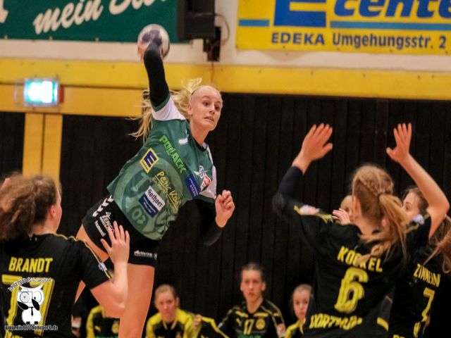 Eine junge Handballerin des TV Aldekerk springt hoch zum Wurf