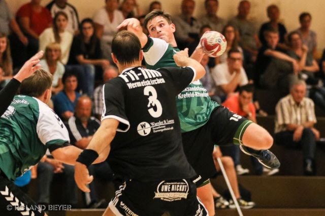 Ein Handballspieler des TV Aldekerk springt hoch zum Wurf