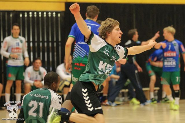 Handballspieler Benedikt Liedtke vom Turnverein Aldekerk reißt nach einem Treffer die Arme zum Jubeln hoch