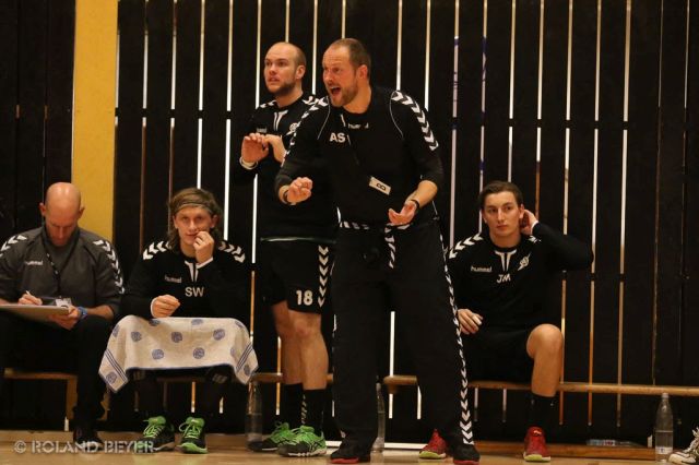 ATV Handball-Coach Achim Schürmann steht an der Auswechselbank