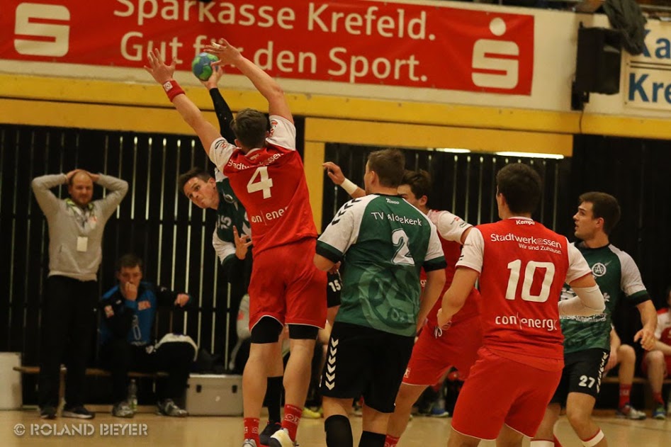 Thomas Jentjens von der 1.Handball-Männermannschaft des TV Aldekerk springt hoch zum Wurf