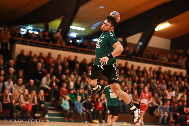 Ein Handballer des TV Aldekerk spring hoch zum Wurf