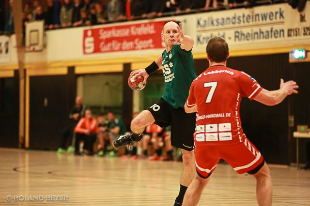 Ein Handballer des TV Aldekerk spring hoch zum Wurf