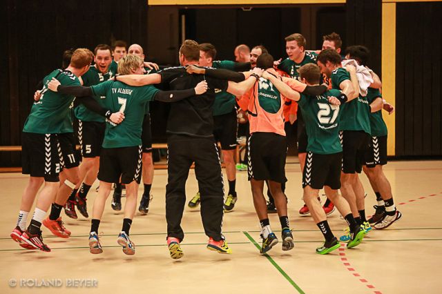 Das Team  der 1.Männermannschaft des ATV berät sich im Kreis während eines Handballspiels