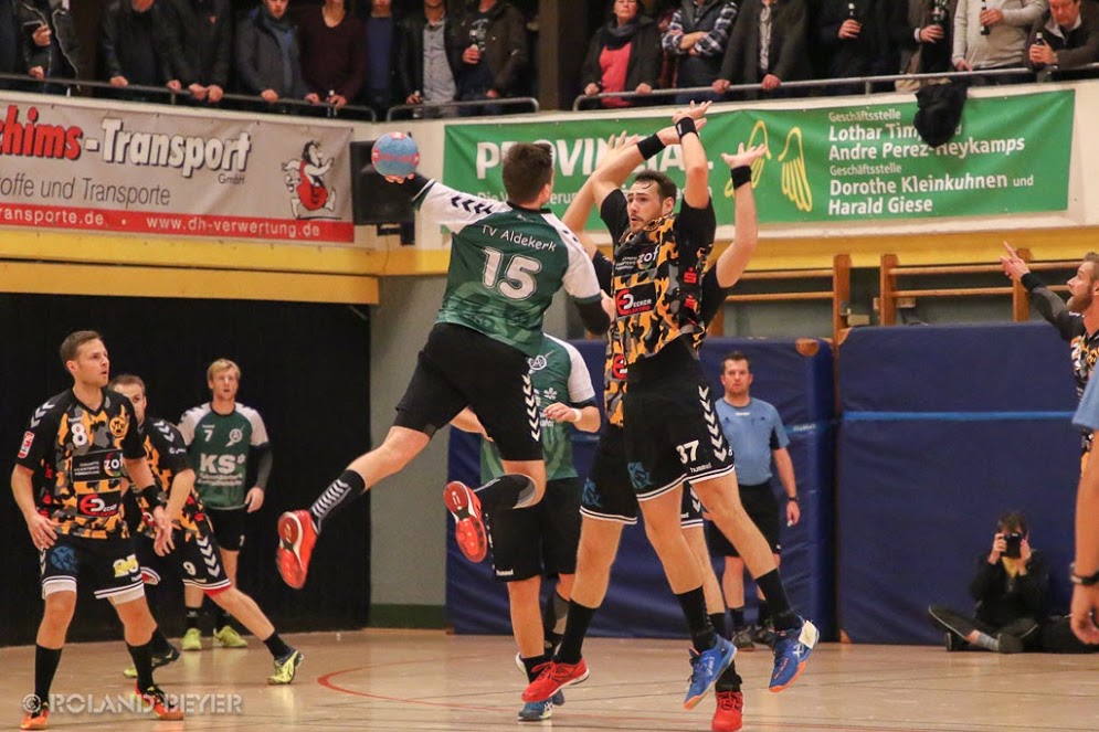 Ein Handballer der 1.Männermannschaft des TV Aldekerk springt hoch zum Wurf.