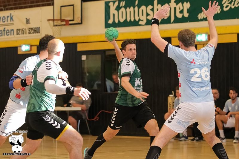 Handballer Thomas Jentens vom TV Aldekerk springt hoch zum Wurf