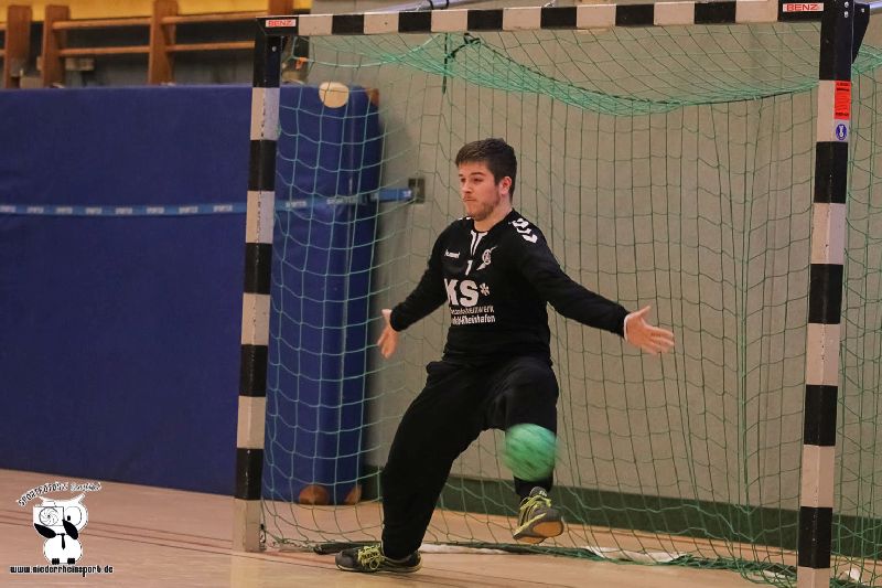 Handball Torwart Janik Schoenmackers vom TV Aldekerk hält einen Wurf
