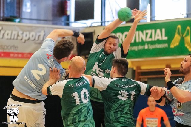 Handballer Jonas Mumme vom TV Aldekerk springt hoch zum Blocken eines gegnerischen Wurfes