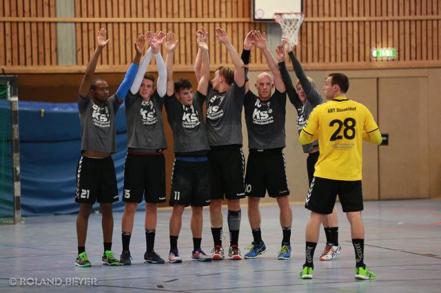 Ein Handballmannschaft stellt sich zum Block in der Abwehr auf