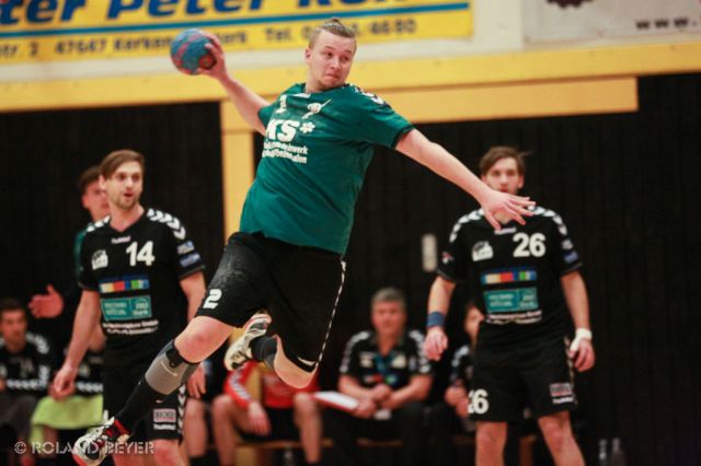 Handballer Jonas Mumme vom TV Aldekerk springt hoch zum Wurf
