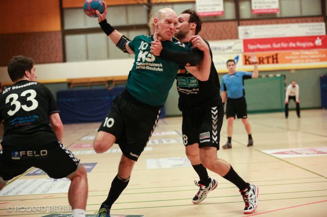 Handballer Christoph Kleinelützum vom TV Aldekerk springt hoch zum Wurf