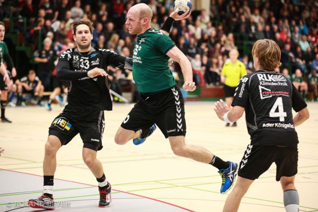 Handballer Christoph Kleinelützum vom TV Aldekerk kommt frei vor dem Tor zum Wurf
