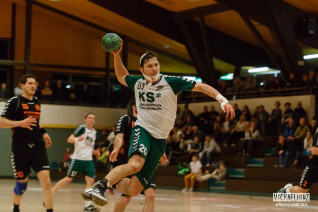 Ein Handballspieler springt kraftvoll zum Wurf ab
