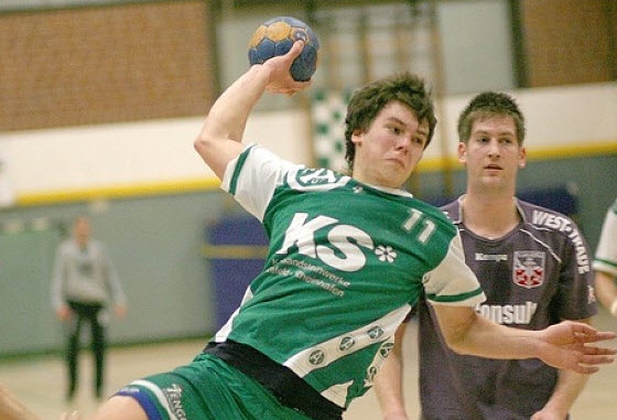 Ein Handballspieler setzt sich gegen einen Abwehrspieler durch
