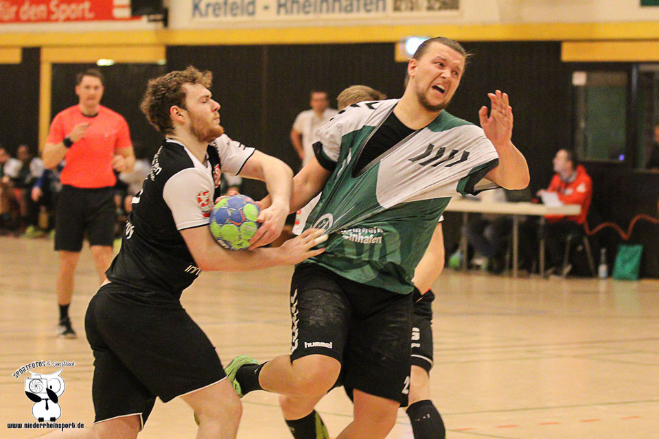 Handballer Jonas Mumme vom Turnverein Aldekerk setzt sich gegen einen Gegenspieler durch