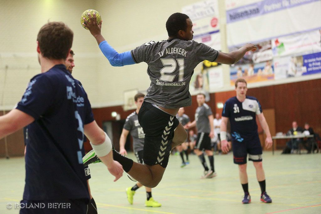 Handballer Matome Rampyapedi vom TV Aldekerk kommt frei vor dem Tor zum Wurf