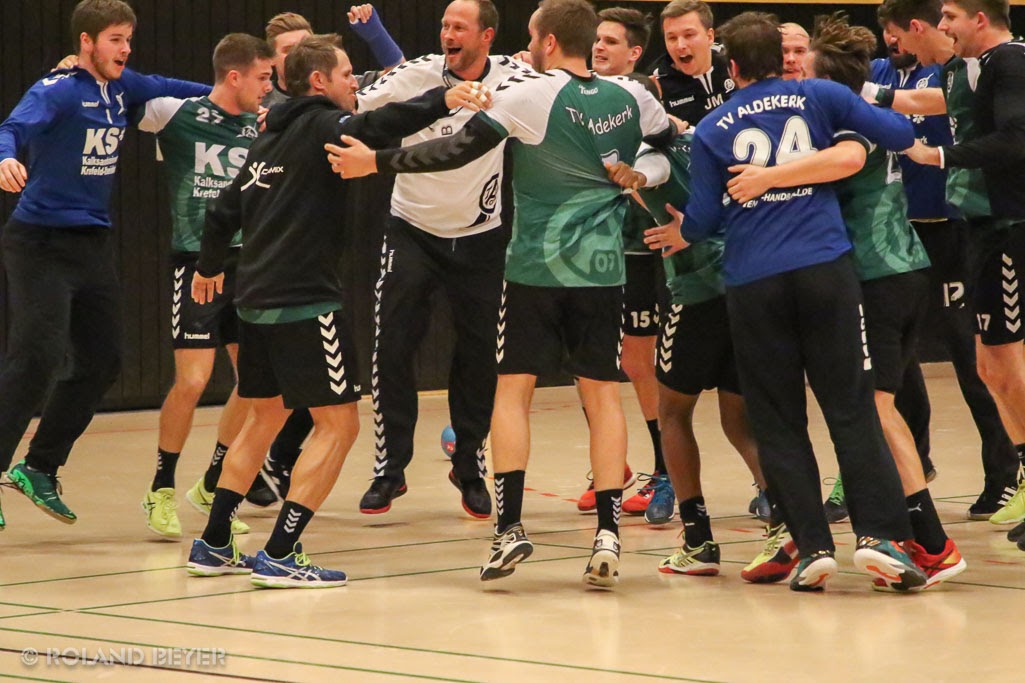Die 1.Männermannschaft des TV Aldekerk feiert einen Sieg in der Nieukerker Vogteihalle