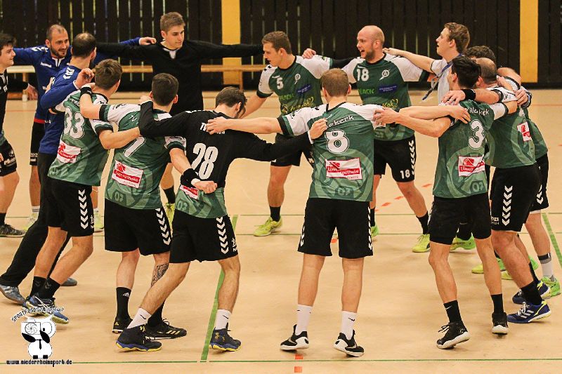 Die zweite Männermannschaft Handball des TV Aldekerk 07 tanzt nach einem überraschenden Erfolgt im Kreis